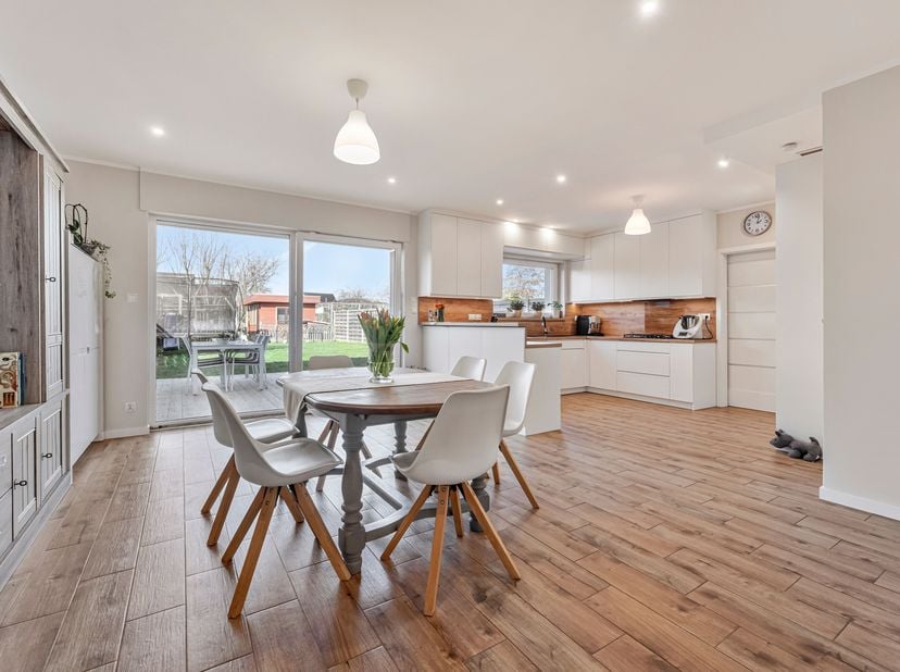 Ruime gezinswoning in rustige wijk te koop in Wevelgem<br />
Deze ruime gezinswoning in Wevelgem is gelegen in een rustige wijk en combineert comfort,