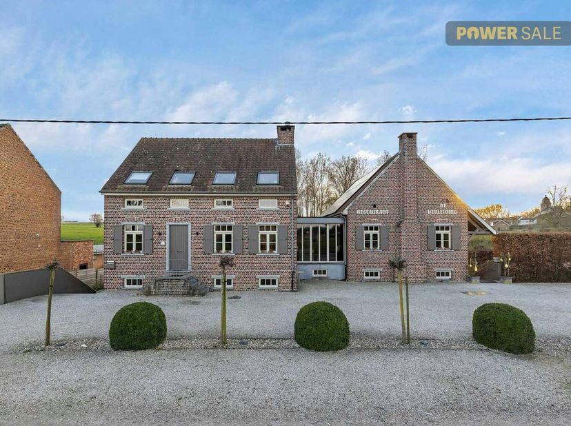 Deze verzorgde eigendom, opgetrokken met kwaliteitsvolle materialen op een perceel van 15a39ca, bestaat uit twee losstaande delen: een horecazaak en e