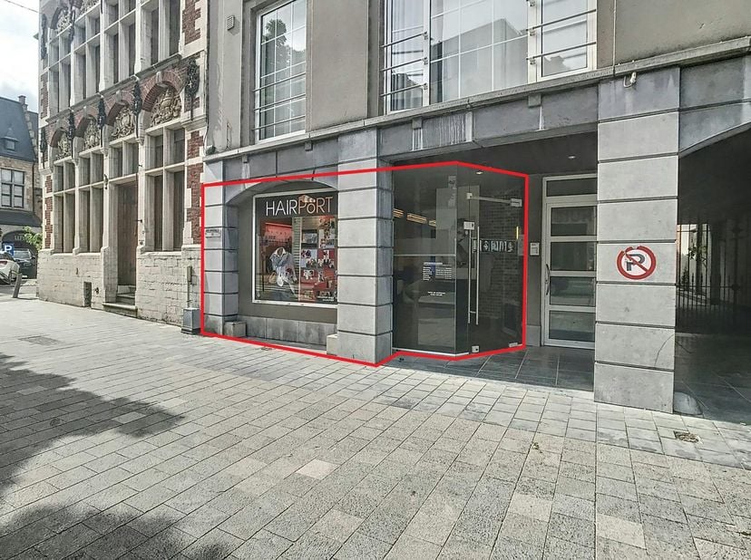 Handelspand te huur van ca. 54 m² in centrum Kortrijk. Door de centrale ligging geniet het pand van een goede visibiliteit en een vlotte bereikbaarhei