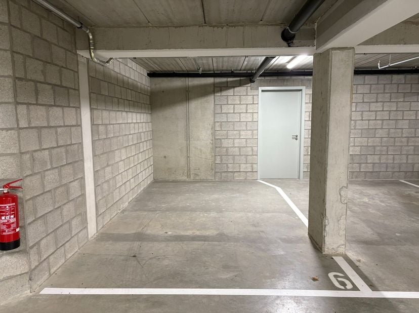 Deze ruime ondergrondse autostaanplaats van 2,86 x 5 m bevindt zich in een prachtige residentie in het hart van Balen. Het volledig afgesloten domein