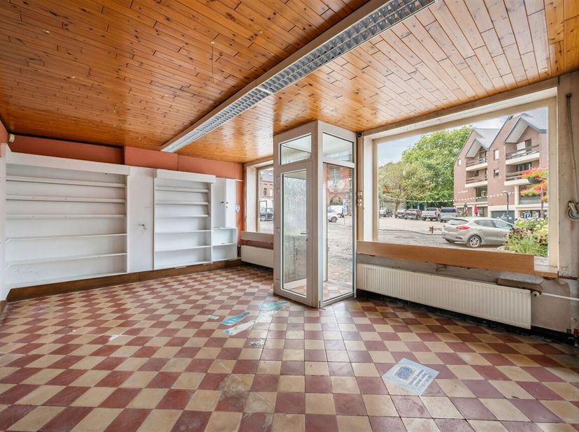 Parfaitement située sur l'une des places principales du village d'Antoing, cette surface commerciale avec partie habitation, à rénover totalement, off