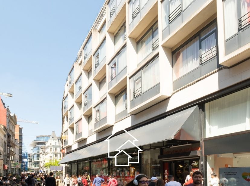 Gelegen in de Kiekenmarktstraat, in het hart van Brussel en op twee stappen van de historische Grand Place, bieden wij u een prachtig studio-apparteme