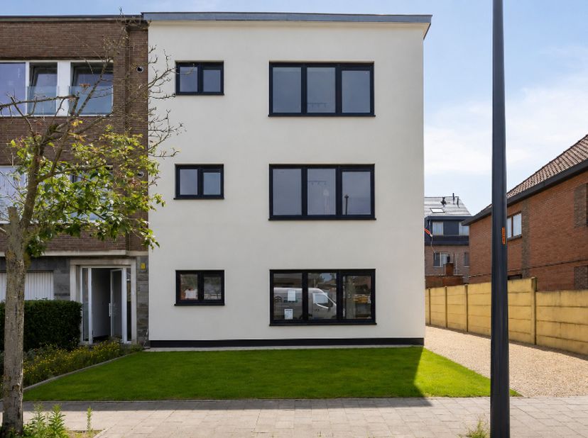 In een kleinschalige residentie met slechts drie appartementen bevindt zich dit bijzonder lichtrijke appartement op de tweede verdieping. Dankzij de h