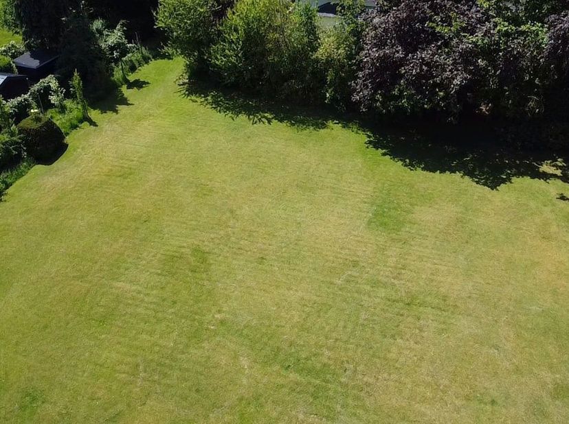 Deze bouwgrond is gelegen in een doodlopende straat in de felbegeerder Marnixwijk te Jezus-Eik, en is gelegen vlakbij de school, het openbaar vervoer