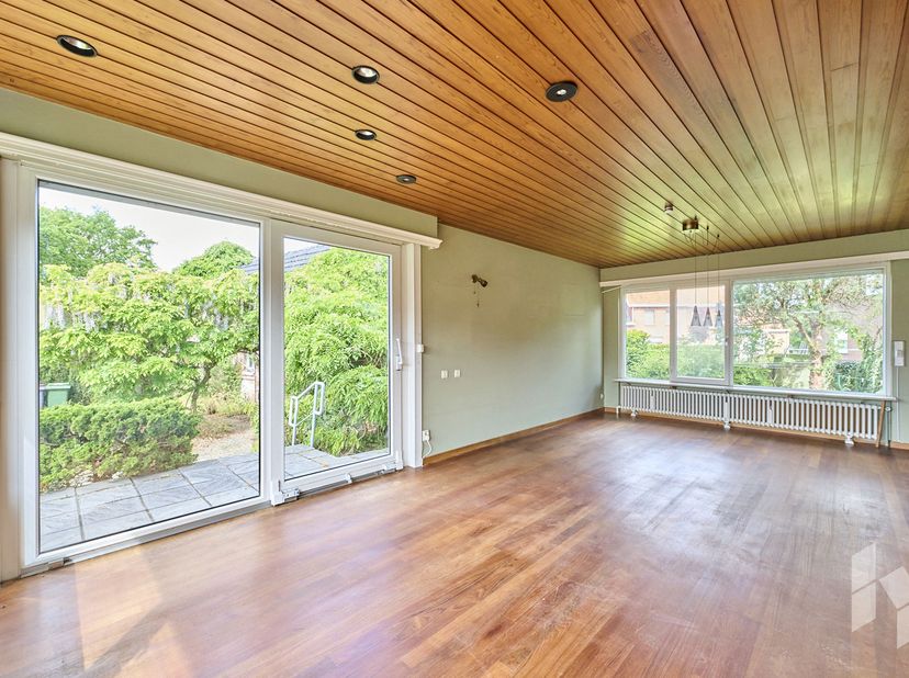 Deze lichtrijke woning is zeer goed gelegen nabij het Zilvermeer. Ze is nog verder te renoveren maar heeft veel potentieel.<br />
Door de gelijkvloers