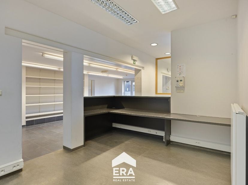 Dit ruime handelspand gelegen in het centrum van Maaseik combineert een doordachte indeling met tal van mogelijkheden. Op het gelijkvloers (ca. 291 m²