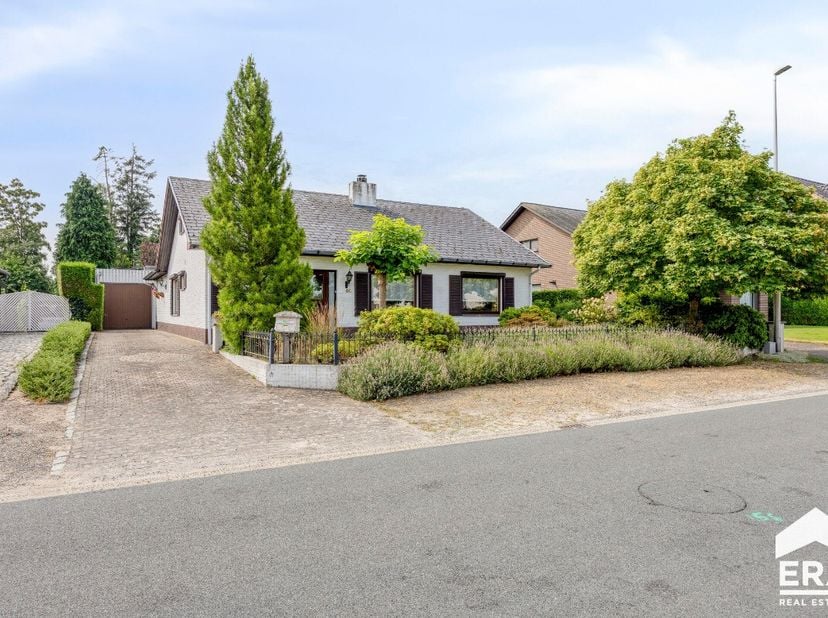 Gezinswoning met ruime garage op 1214m² te koop in Lommel! Lommel: Levensloopbestendige, charmante en instapklare gezinswoning (234m²) met 3 slaapkame