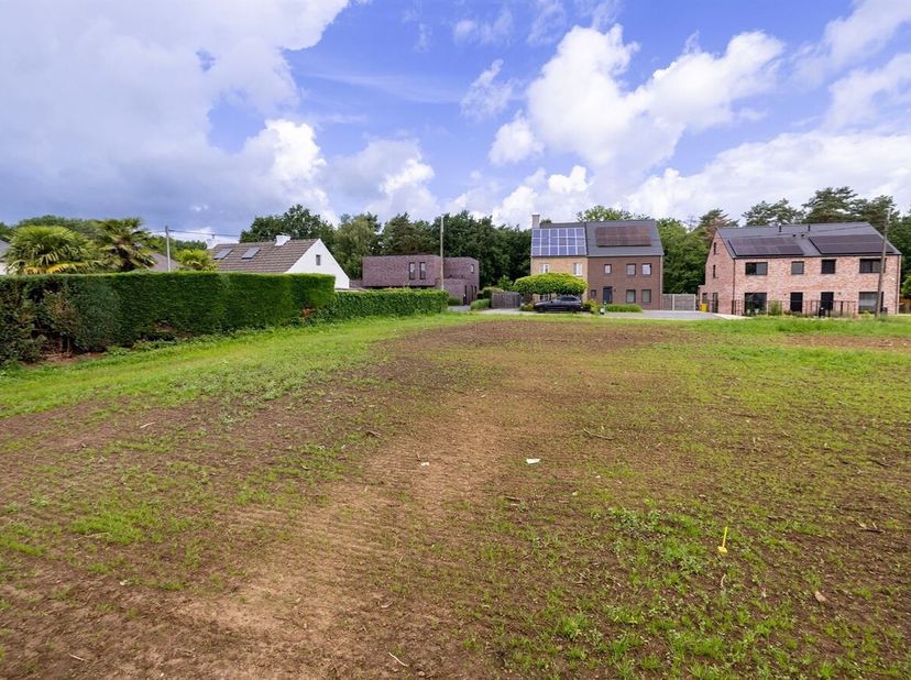 Rustig gelegen, zuidgerichte bouwgrond voor open bebouwing van 1081m² (lot 1). Gelegen te Ramsel met alle faciliteiten in de onmiddellijke omgeving. D