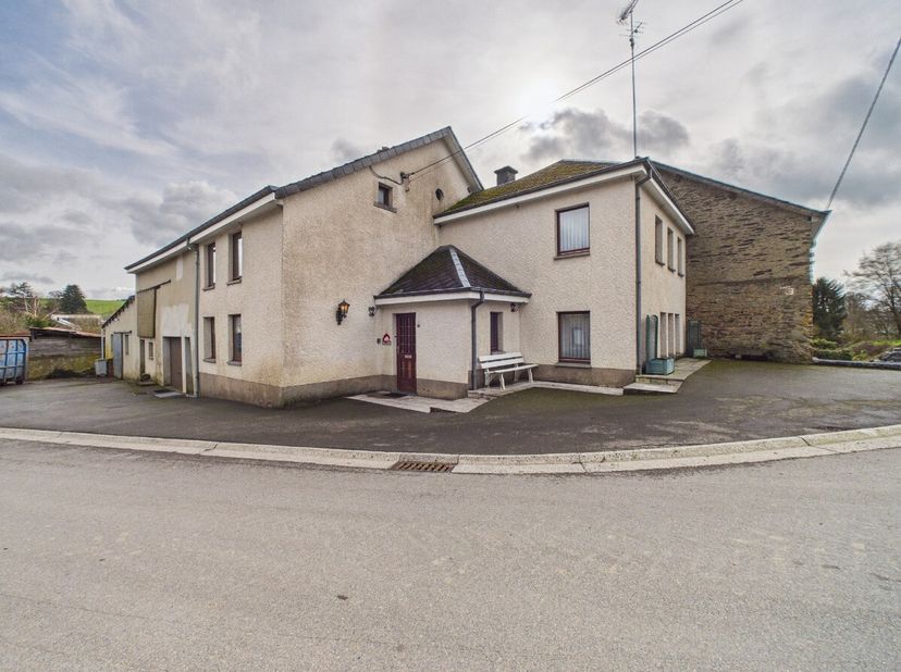 ERA BLUX biedt u dit ruime huis aan, ideaal gelegen in Remichampagne, in een rustige en landelijke omgeving.Het huis heeft een woonoppervlakte van ong