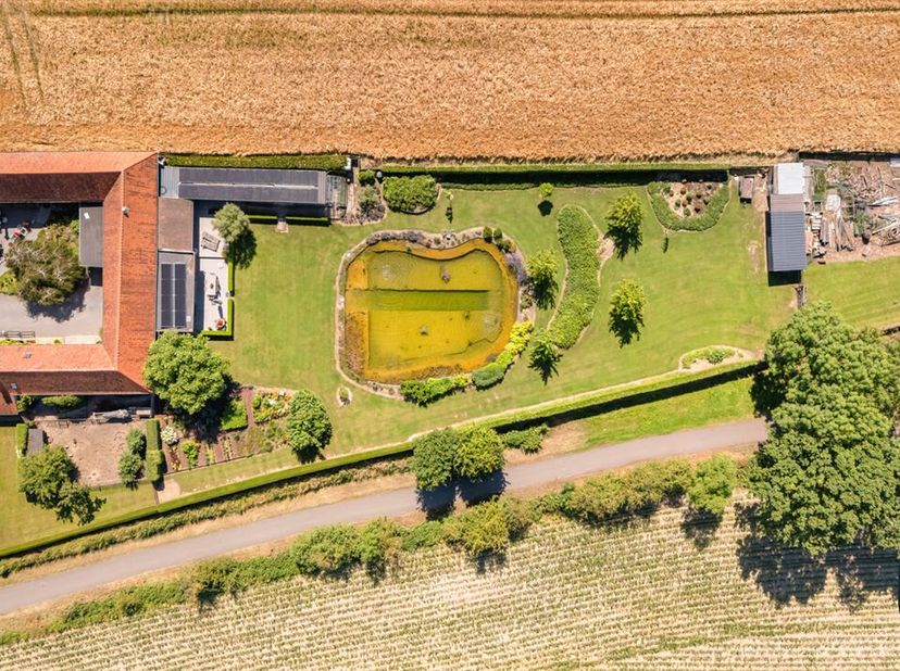 Unieke hoeve met horeca, op idyllische toplocatie in Mont-de-LEnclus. <br />
Droomt u van rust, ruimte en een adembenemend uitzicht op het groen? Dan