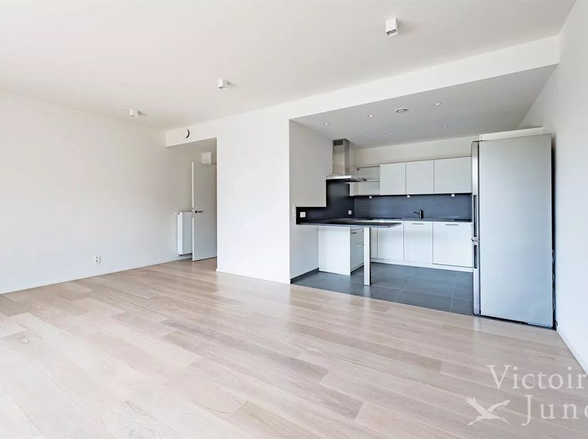 Gepresenteerd door Yanis Morsa : 0487 71 46 10 / yanis.morsa@victoire.be<br />
Victoire Junot biedt u dit prachtige nieuwe appartement van ±100 m² aan