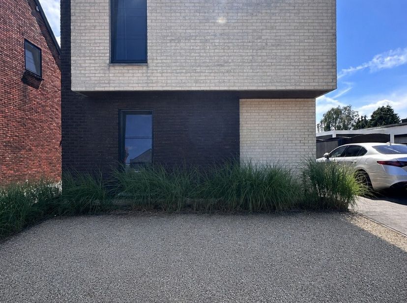 Prachtige recente woning te huur met 3 slpks en ruime tuin in Lommel:Ben je op zoek naar een instapklare, recente woning met een moderne afwerking en
