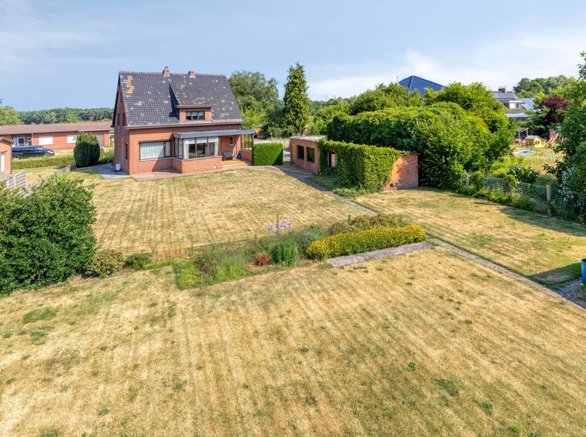 Deze op te frissen gezinswoning met vier slaapkamers is rustig gelegen in de Peperstraat in Mol-Achterbos, op een zonnig perceel van 1.506 m². Dit op