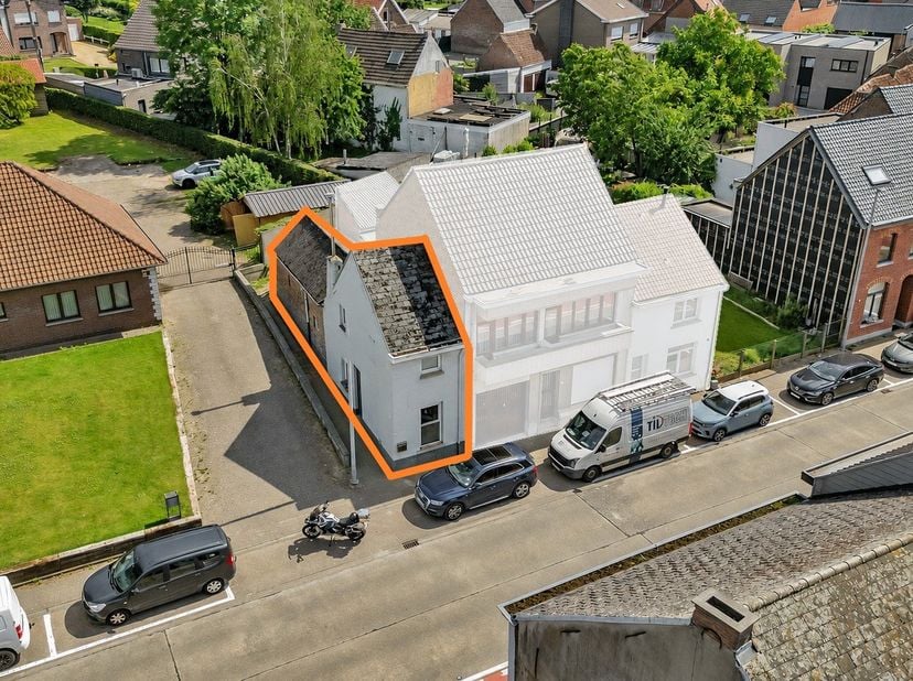Voor meer info of een bezoek, bel 053 59 49 31 - Op een centrale ligging in Erpe-Mere bevindt zich deze gezellige te renoveren halfopen bebouwing. Dan