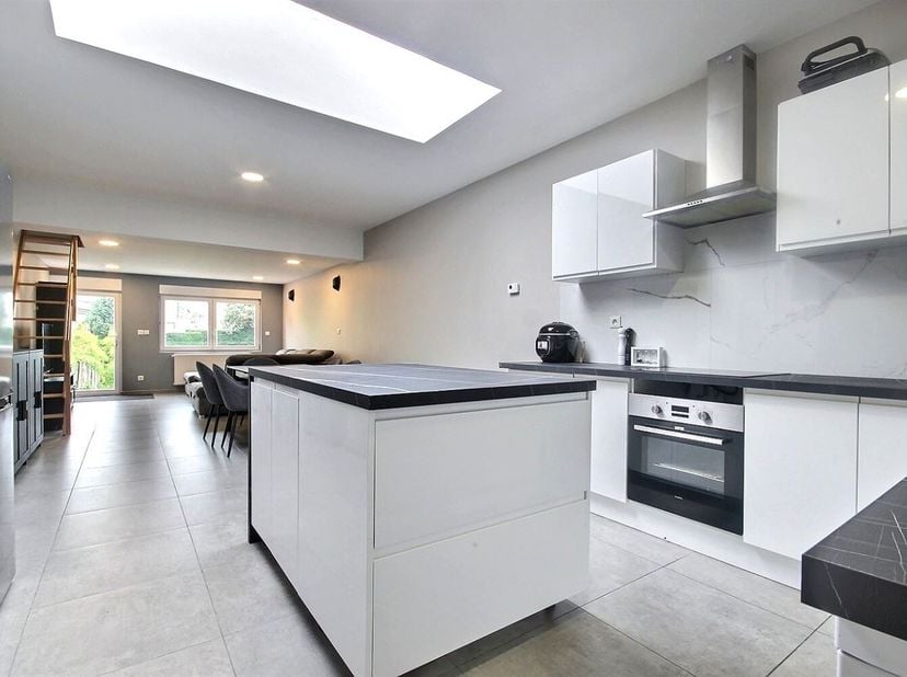 Jolie maison rénovée avec quatre chambres et garage