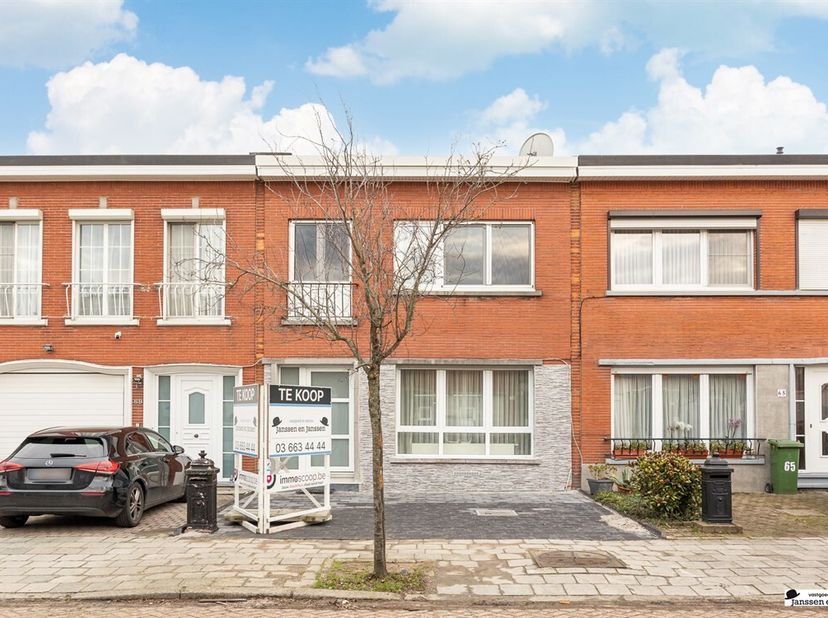 In een rustige en aangename straat in Merksem vindt u deze volledig gerenoveerde woning, waar hedendaags comfort en een warme, uitnodigende sfeer hand