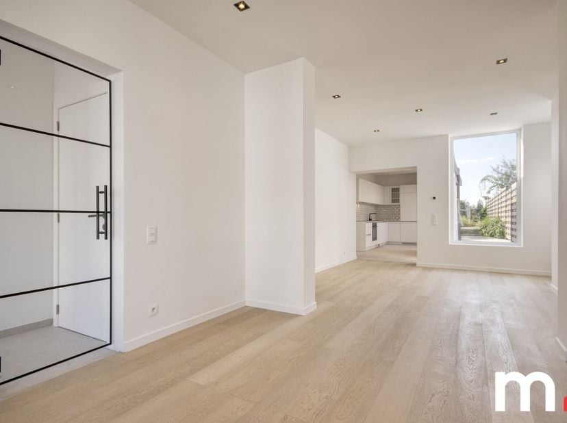 Bent u op zoek naar een ruime, moderne woning met oog voor detail in Rekkem? Dan is deze prachtige woning wellicht wat u zoekt! Deze stijlvolle woning