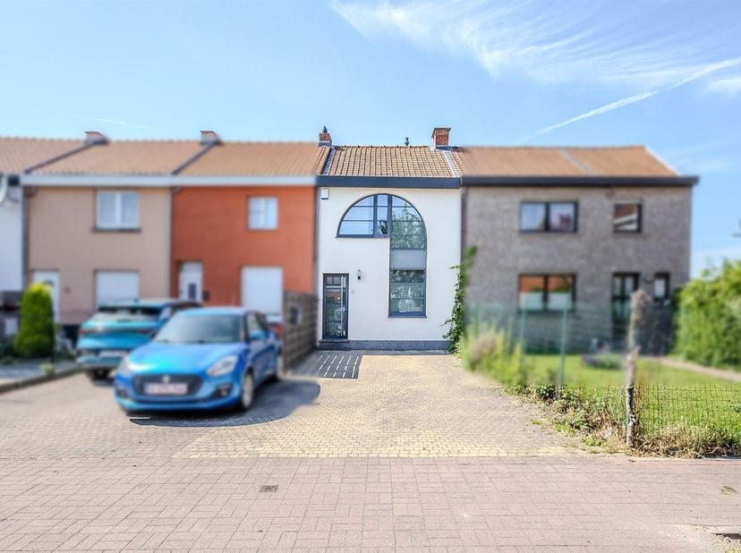 Property One, votre partenaire immobilier de confiance, est heureux de vous présenter cette charmante maison unifamiliale entièrement rénovée, idéalem