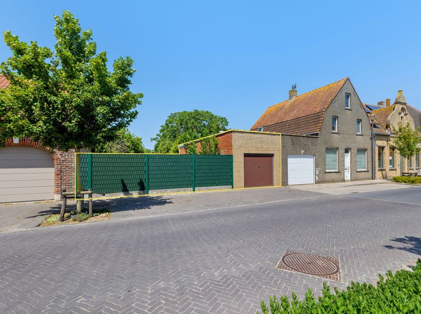 Terrain avec garage à vendre dans le centre de Houtem (Veurne).<br />
Superficie du garage : +/- 40 m².<br />
Superficie du terrain : 489 m²<br />
Plu