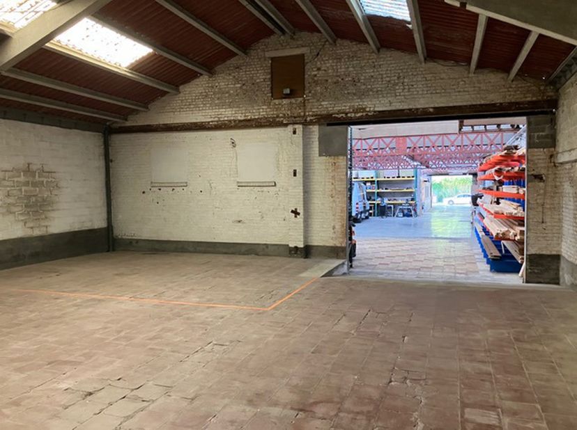 Deze praktische opslagplaats van 42,5 m² (aangeduid met lijnen) bevindt zich in een verzorgd en goed uitgerust magazijn. <br />
De rekken zijn inbegre