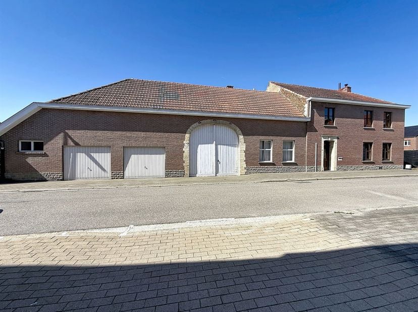 Bekijk de virtuele tour van deze hoeve op de website van Co Immo.<br />
<br />
Karaktervolle vierkantshoeve met binnenkoer en tuin is gelegen te Tie