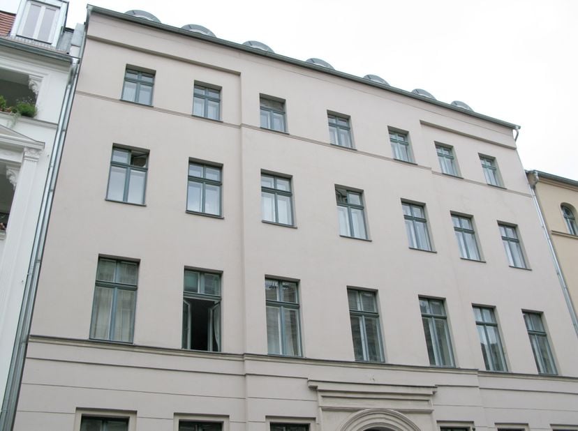 OPTIE:<br />
LUIK (600m van Place Saint Lambert): Nieuw gebouw met 8 appartementen (#1X+5_MIAC_LIE)<br />
• Gelijkvloers + 4<br />
• Een 3-slaapkamera