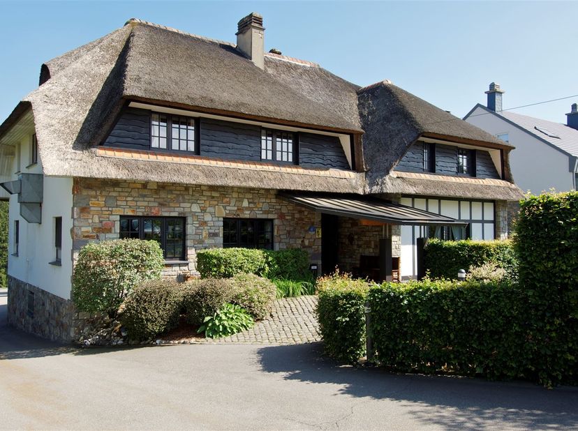 Mis deze unieke kans niet om dit charmante hotel met zeldzame rieten architectuur te verwerven. Ideaal gelegen op slechts 100 meter van het schilderac