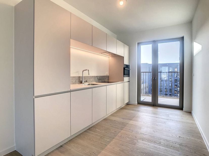 Cet appartement avec vue sur l'eau est situé sur le quai Kattendijk à Anvers. L'appartement dispose d'une terrasse avec vue sur l'eau et d'une terrass