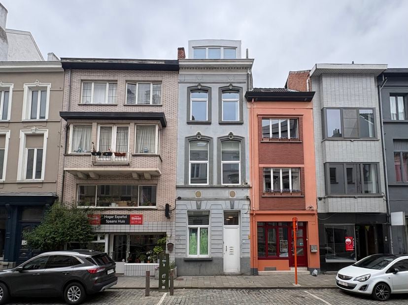 Vraag uw bezoek aan via immodavinci.be <br />
Ligging:<br />
Dit appartement is uitstekend gelegen in de Hoogstraat in Gent, vlakbij De Poel en op wan