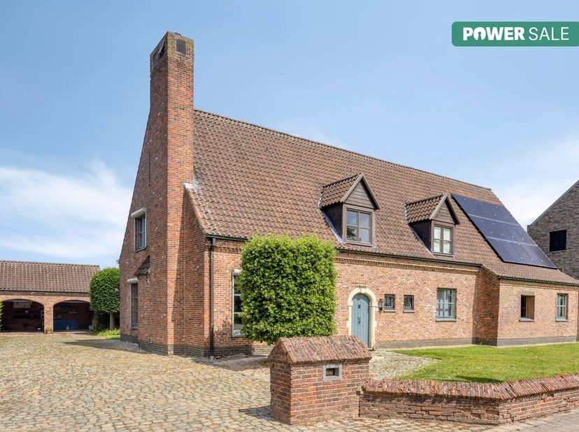Op een commercieel interessante locatie in het centrum van Opwijk bevindt zich deze prachtige, karaktervolle open bebouwing. Met een indrukwekkende be