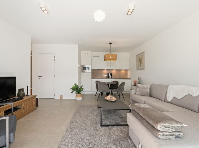 "Hier maak je de mooiste herinneringen met het gezin."<br />
<br />
In een rustig vakantiepark ligt dit gelijkvloers appartement, gebouwd in 2020 en v