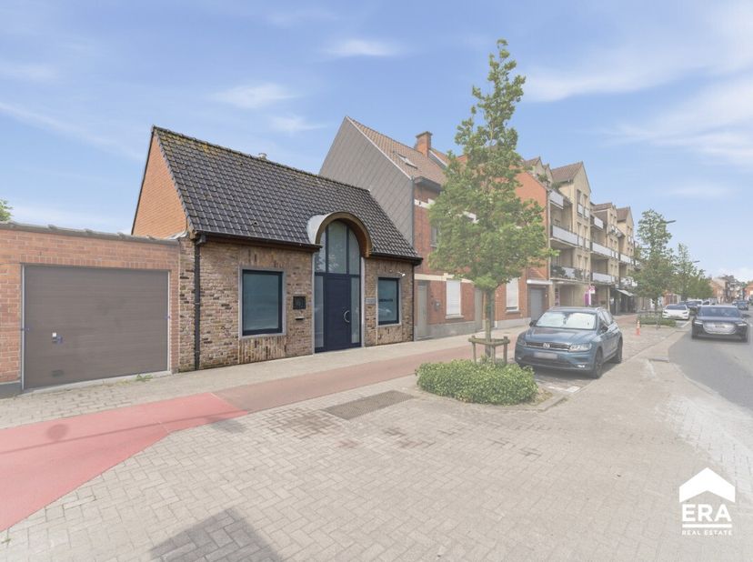 [[ DIT PAND NEEMT DEEL AAN DE ERA OPEN HUIZEN DAG OP 13/6 VAN 11:00 TOT 12:00 ]] Bent u op zoek naar een eigendom met potentieel op een centrale locat