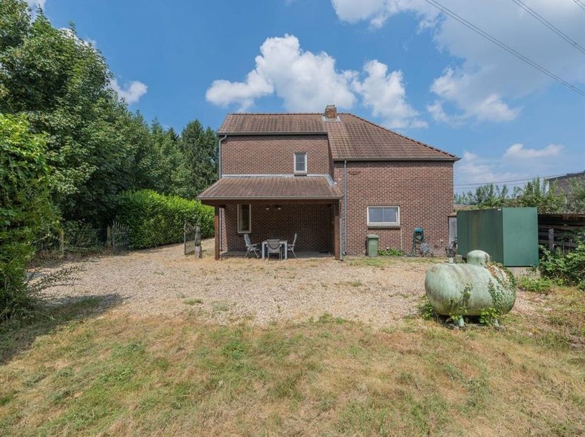 In het groen gelegen halfopen bebouwing met kelderverdieping en carport op slechts 100m van de Zuid-Willemsvaart<br />
<br />
Troeven<br />
- Geleg