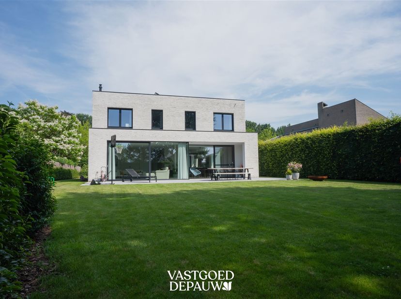 Deze recente villa, gebouwd in 2017, combineert een strakke architectuur met een hoogwaardige afwerking en alle hedendaagse wooncomfort. Dankzij de do