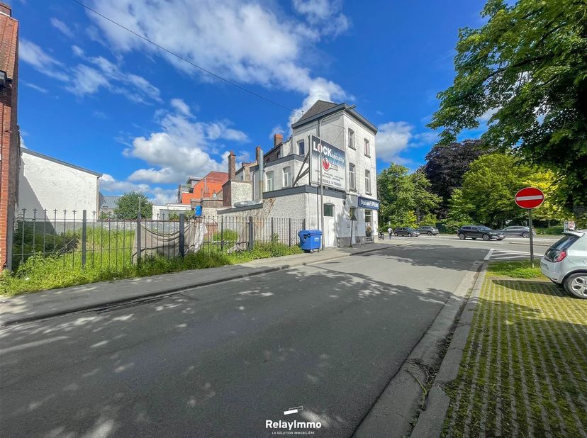 Terrain à bâtir d'une contenance de 242 m2 - Front à rue 12,79 mètres - Emplacement privilégié sur l'avenue de Maire (rond point de l'Europe), axe maj