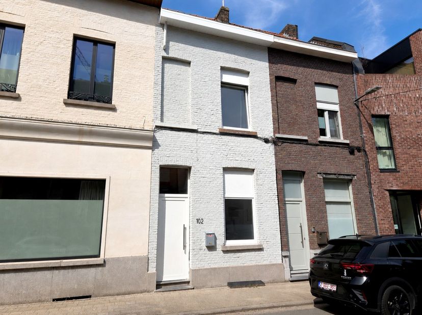 Deze rijwoning is centraal gelegen in de populaire wijk Overleie, op wandelafstand van het centrum van Kortrijk en vlakbij de Leie. Dankzij de central