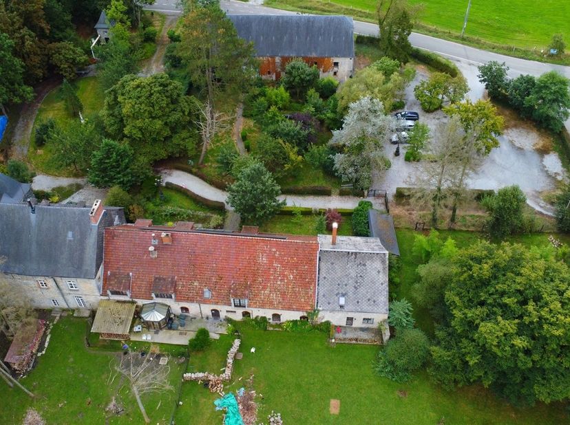 Cette superbe propriété historique classée, en partie, comme Monument et Site, datant du XVIIᵉ siècle, développe plus de 700 m² habitables au cœur d’u