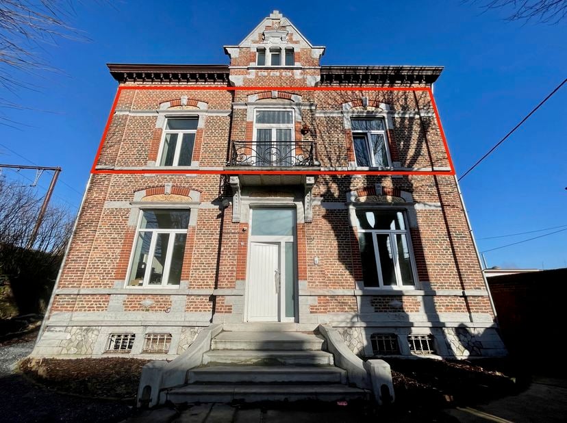 Volledig gerenoveerd in 2022, verleidt dit lichtrijke appartement door de kwaliteit van zijn afwerking en het onmiddellijke comfort, in een klein gebo