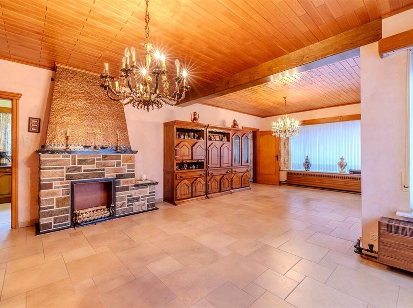 Vrijstaande woning met 3 slaapkamer op circa 1341m².<br />
Indeling:<br />
- Kelder<br />
- Gelijkvloers: inkomhal, woonkamer, veranda, keuken, toilet