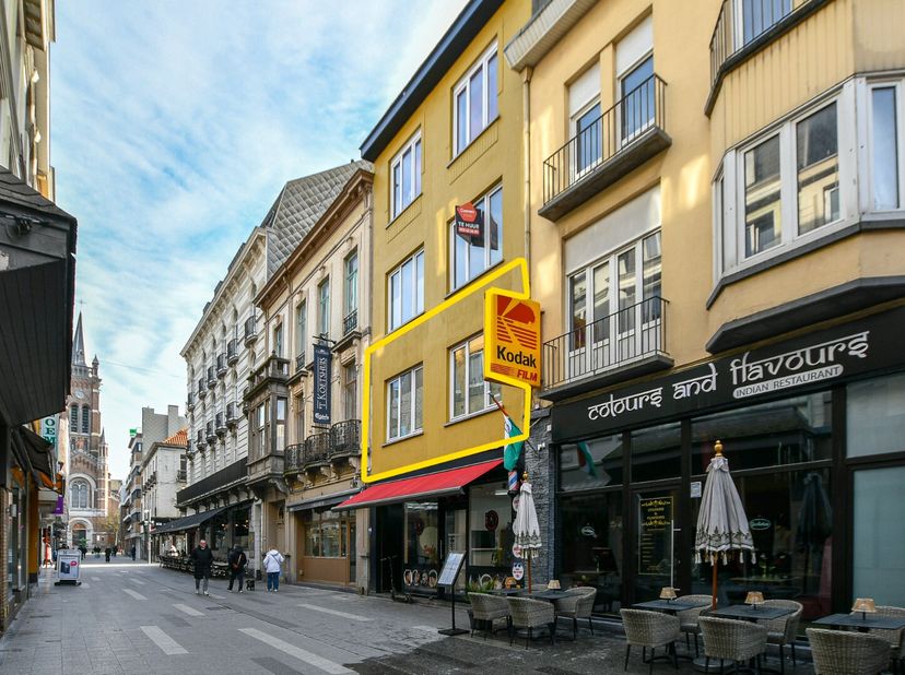 Ruim en lichtrijk 2-slaapkamerappartement van ca. 98 m², gelegen op de eerste verdieping in het centrum van Blankenberge. Dit charmante appartement in