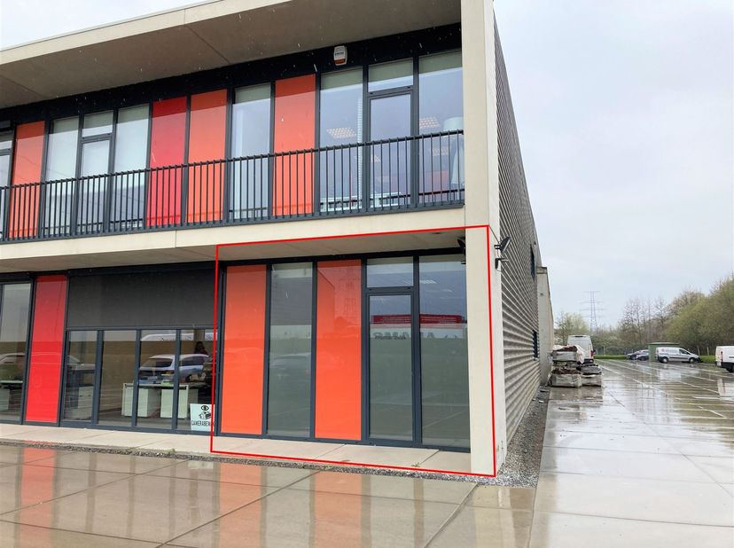 Kantoorruimte gelegen te Massenhoven, kortbij de op- en afrit massenhoven E343.<br />
<br />
Deze kantoorruimte (48m²) wordt gemeubeld aangeboden en