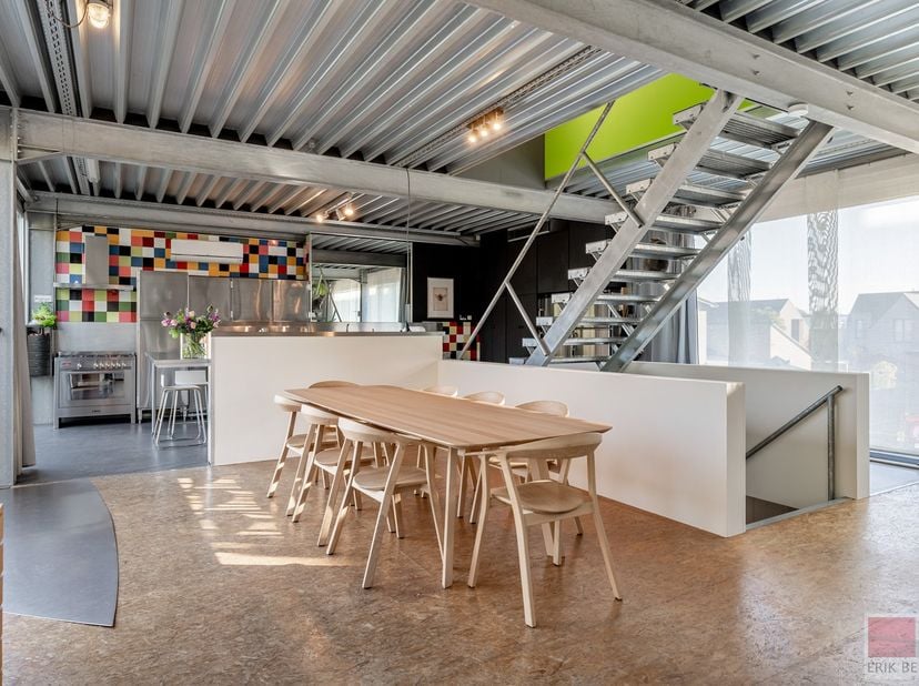 Unieke architectenwoning met stalen constructie en glazen achtergevel in Maasmechelen. Gelegen in een groene oase biedt deze woning een combinatie van