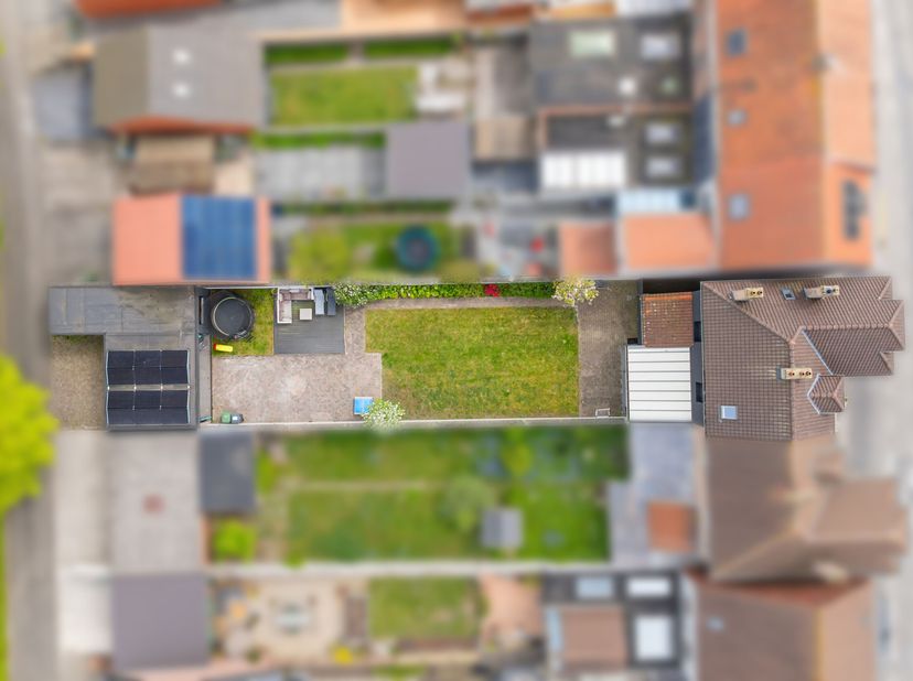 Deze volledig instapklare en energiezuinige woning bevindt zich op wandelafstand van de Menepoort.<br />
De woning werd recent grondig gerenoveerd met