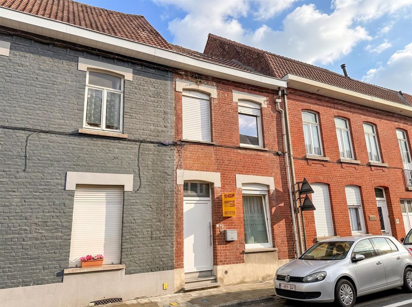 OP te frissen woning op een zeer goede centrale ligging te Wevelgem. Mooie leefplaats met veel lichtinval, achtergelegen keuken met veel kastruimte en
