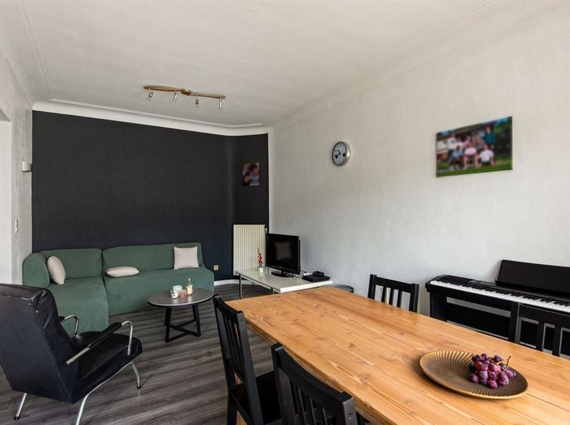 Autostaanplaats ter beschikking aan een meerprijs van 20.000 EUR, ideaal voor eigen gebruik of als investering. <br />
Locatie:  Dit instapklare 1-sla