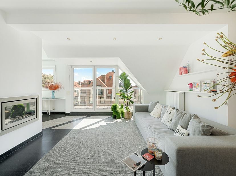 Appartement en duplex de 125 m² avec des terrasses exceptionnelles, situé à distance de marche de la mer et des commerces.<br />
Composition: hall d’e