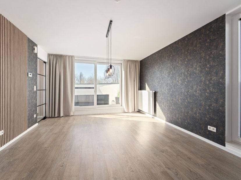 Dit uniek pand, gebouwd in 2021, combineert een centrale ligging met een zeer energiezuinig ontwerp (EPC-label A). Gelegen in een residentiële woonker