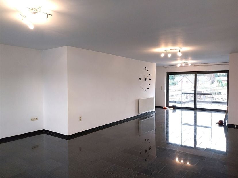 Vraag uw bezoek aan via info@optimusvastgoed.be!<br />
TE HUUR: Zeer ruim duplex appartement in Zolder!<br />
Dit riant appartement is gelegen op de