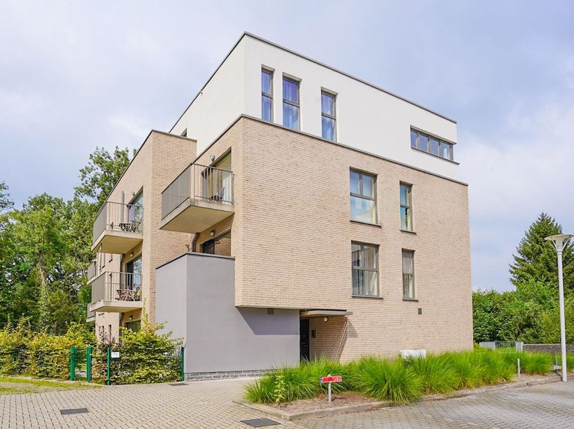 REF 6584 - 7034 SAINT DENIS, Clos des Viviers, 10/0.3<br />
<br />
Splendide appartement d'une chambre, lumineux avec jardin, à découvrir.<br />
<b
