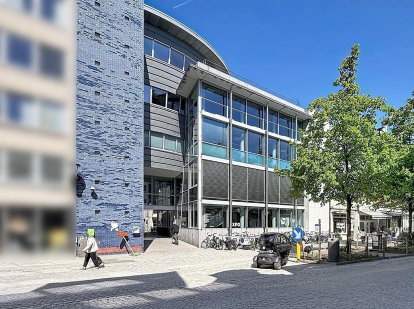 Immeuble de bureaux situé à un emplacement stratégique à Malines, offrant un potentiel de réaménagement ou de reconversion. Atout supplémentaire : 30